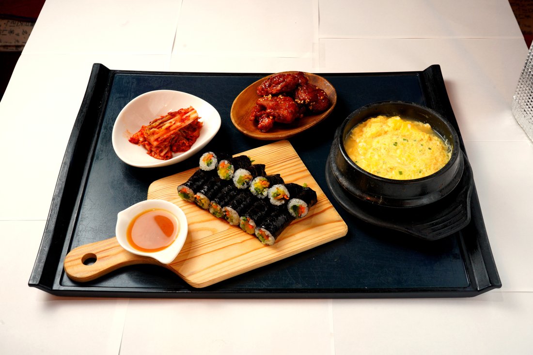 明洞 自家製キムチと手づくりの副菜